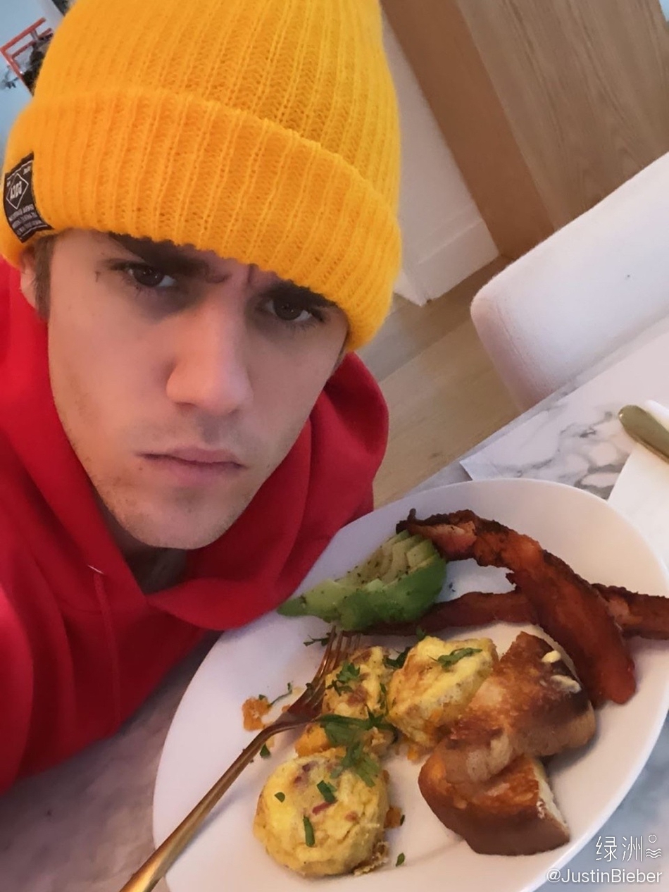 比伯晒蓄胡自拍显成熟戴长毛保暖帽露搞怪笑容