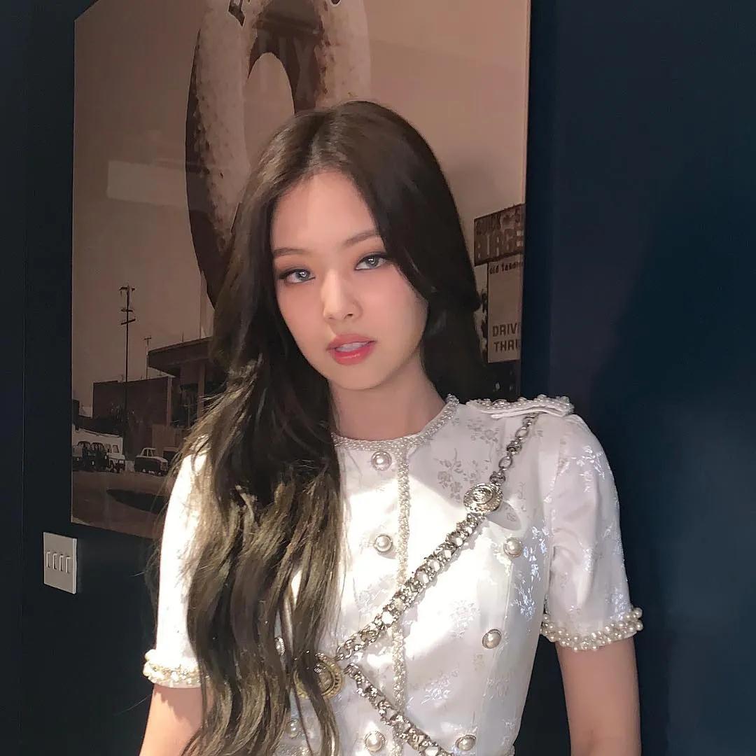 lisa直角肩jennie图片