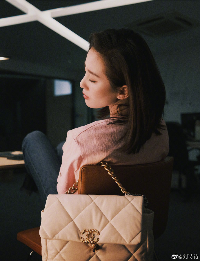 刘诗诗身着粉色t桖搭配香奈儿19手袋