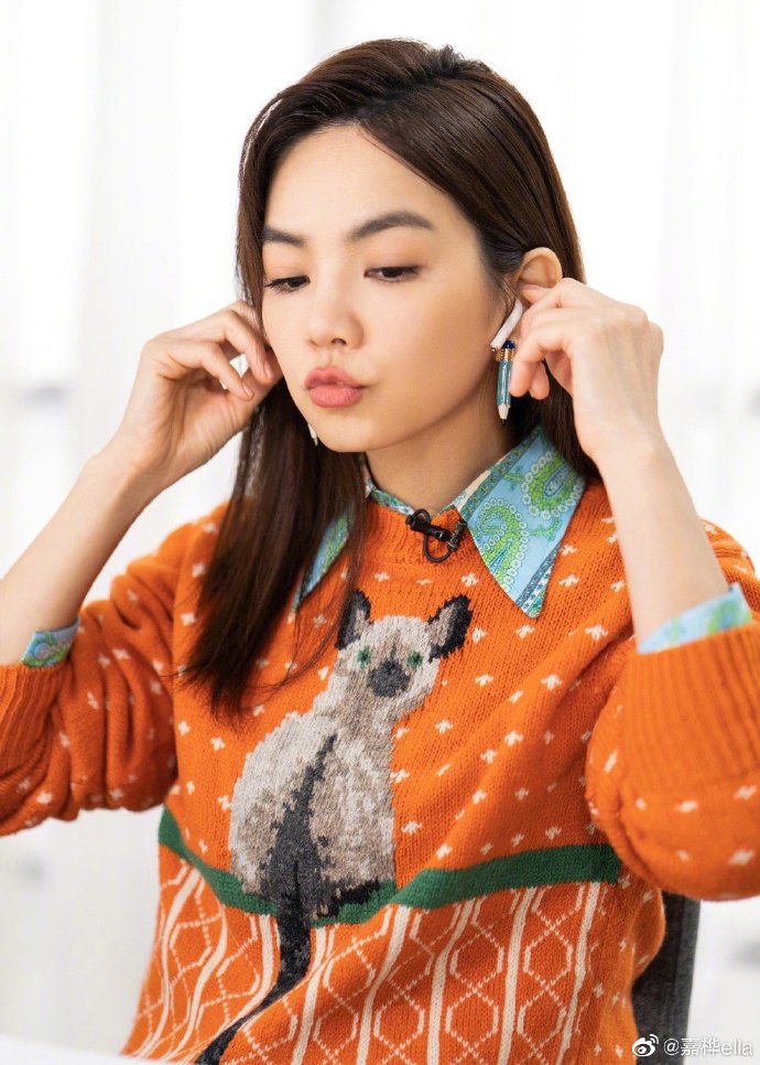 近日,《青春有你2》声乐导师ella陈嘉桦释出一组剧照,她身穿卡通毛衣
