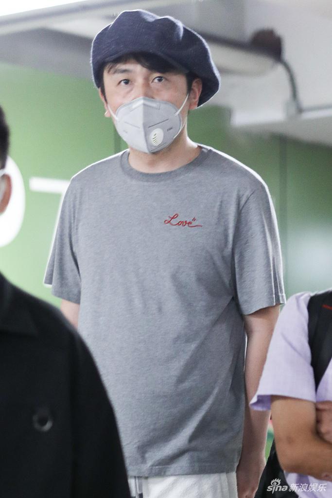 雷佳音戴画家帽蹲地系鞋带 为粉丝签名十分亲和