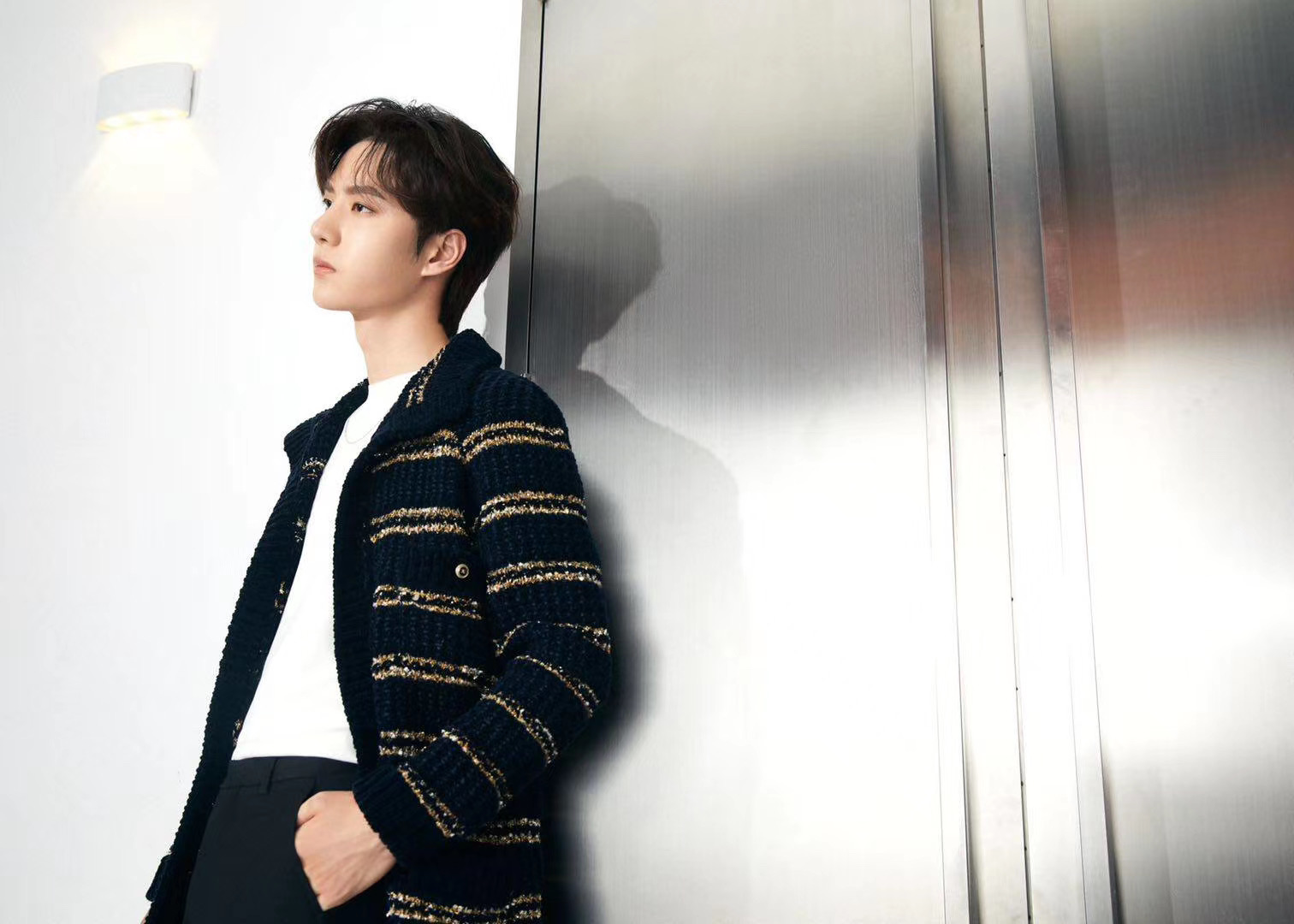 王一博身着黑色金丝长衫 诠释年轻态度