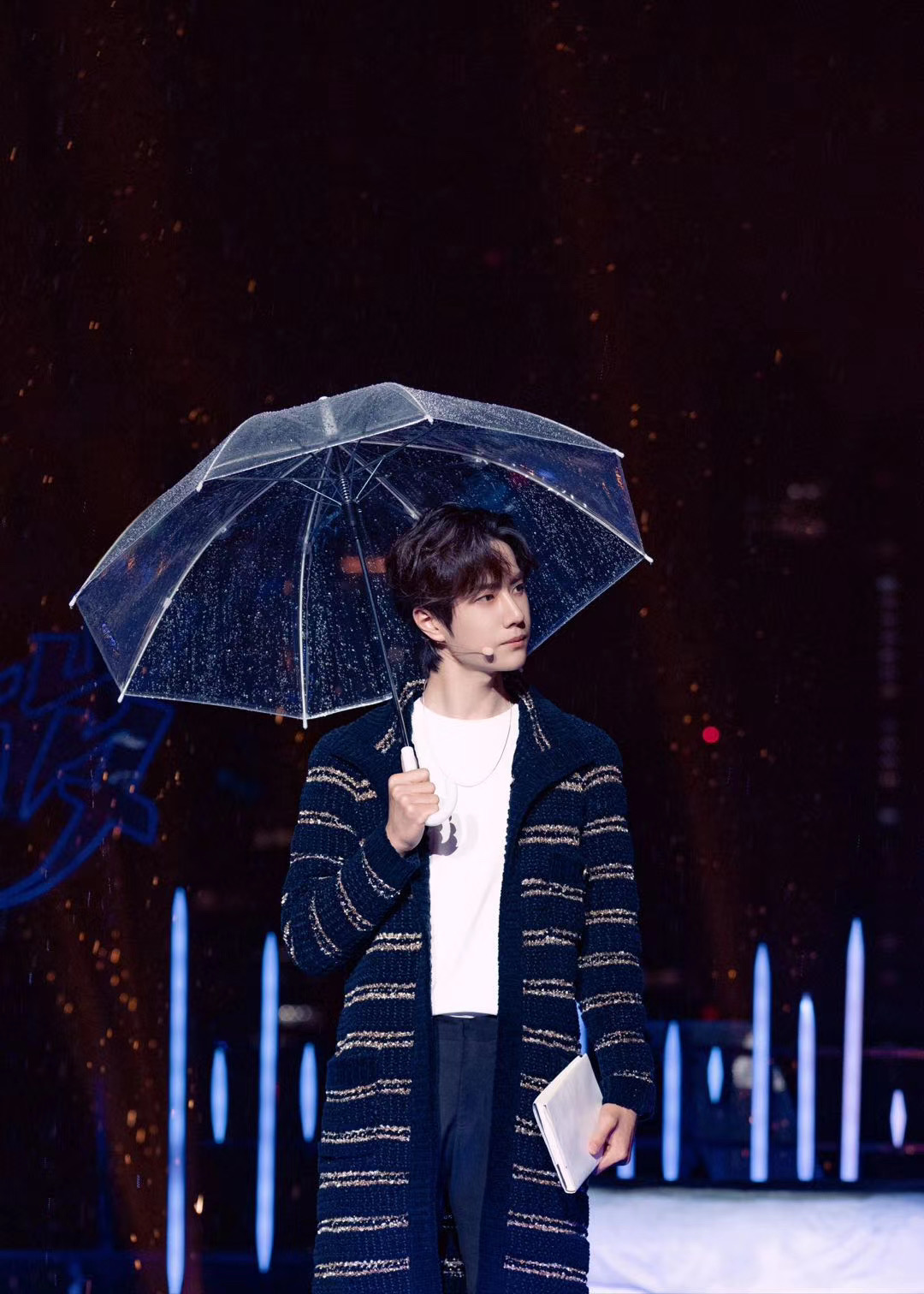 王一博身着黑色金丝长衫诠释年轻态度