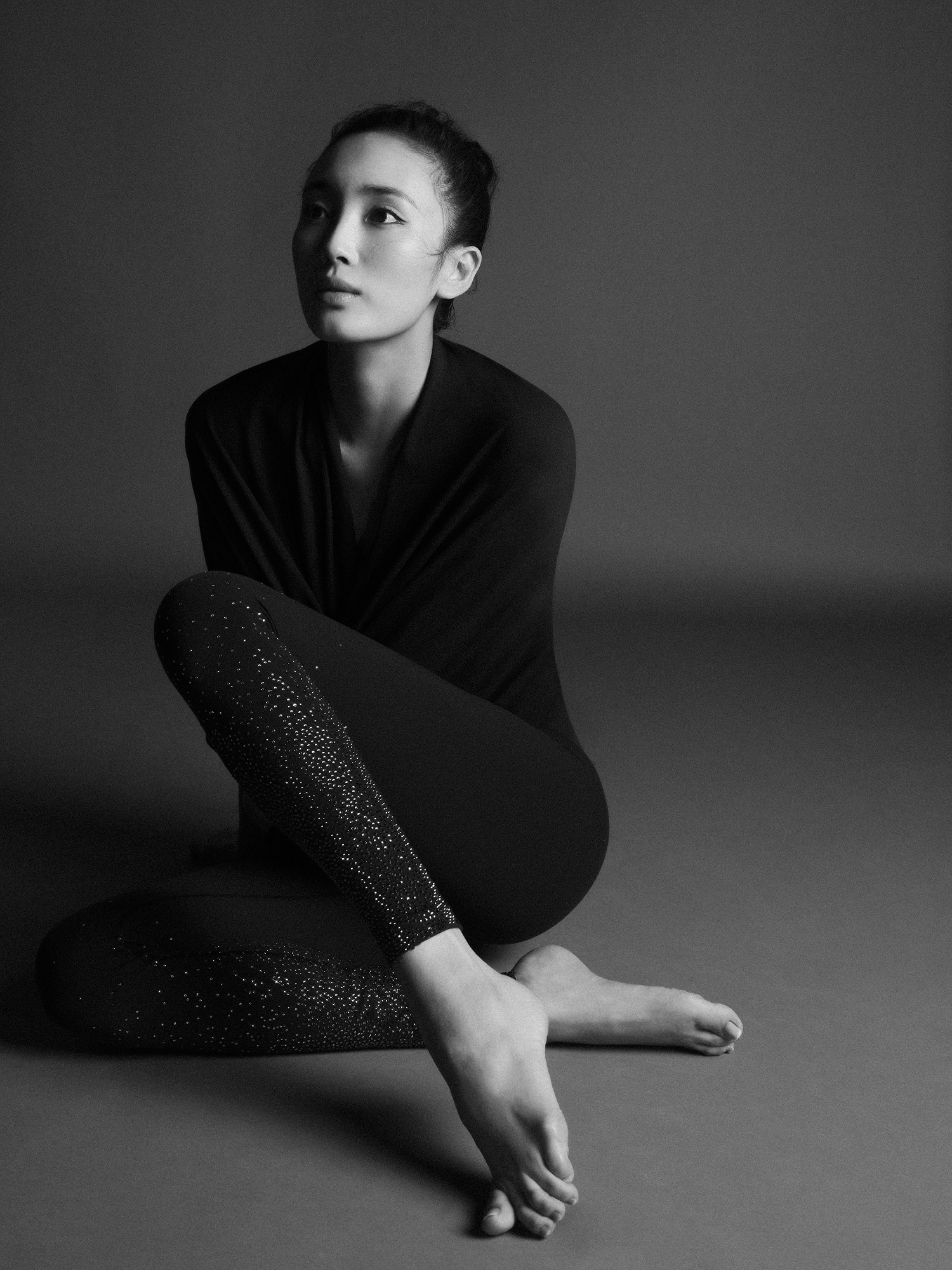 王紫璇黑白大片长腿吸睛展现好身材