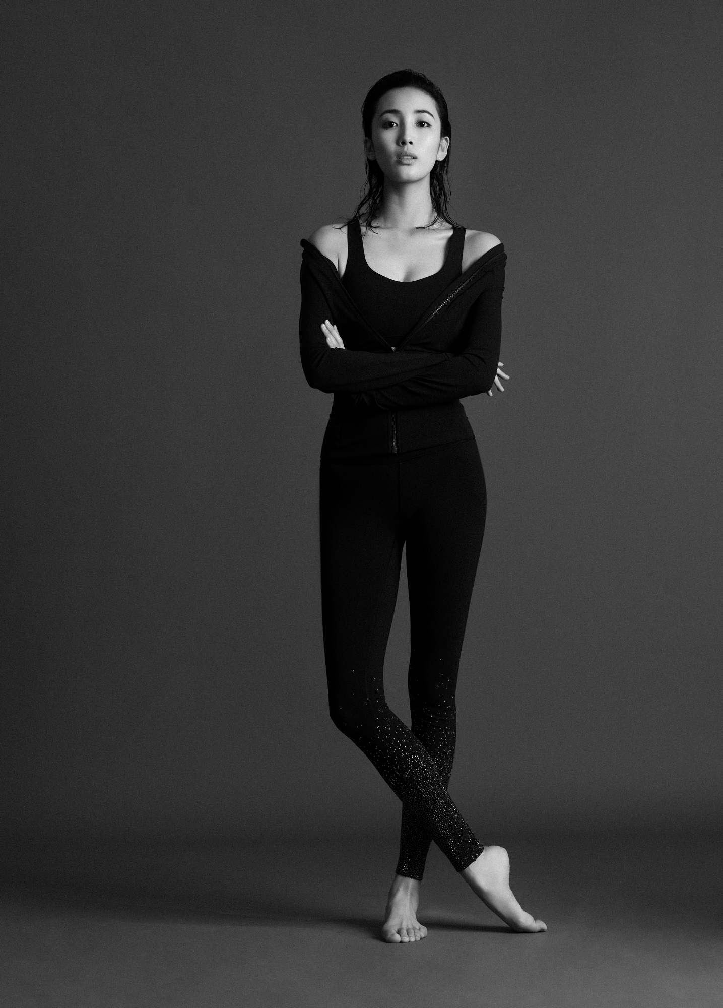 王紫璇黑白大片 长腿吸睛展现好身材