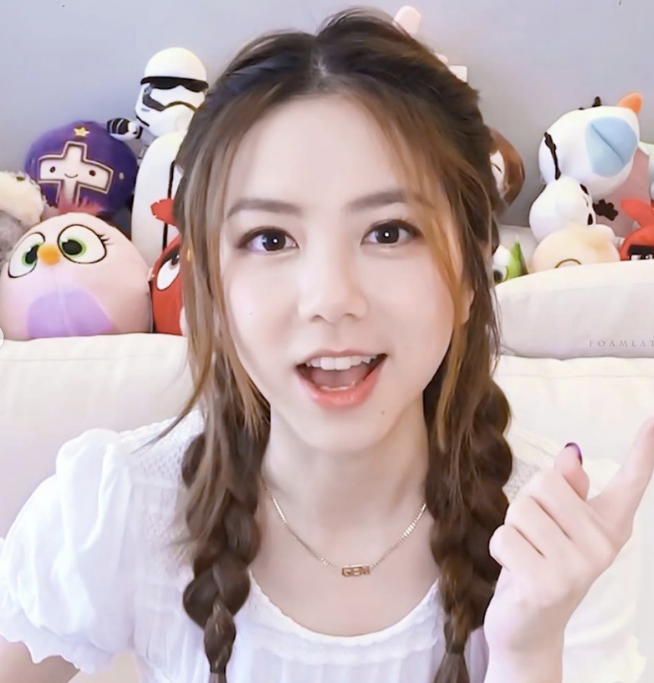 邓紫棋扎双麻花辫甜笑少女感足身后娃娃堆抢镜