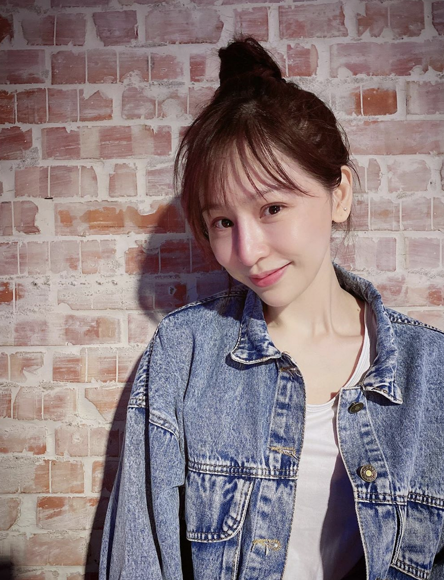 王心凌晒运动后素颜照扎丸子头浅笑少女感十足