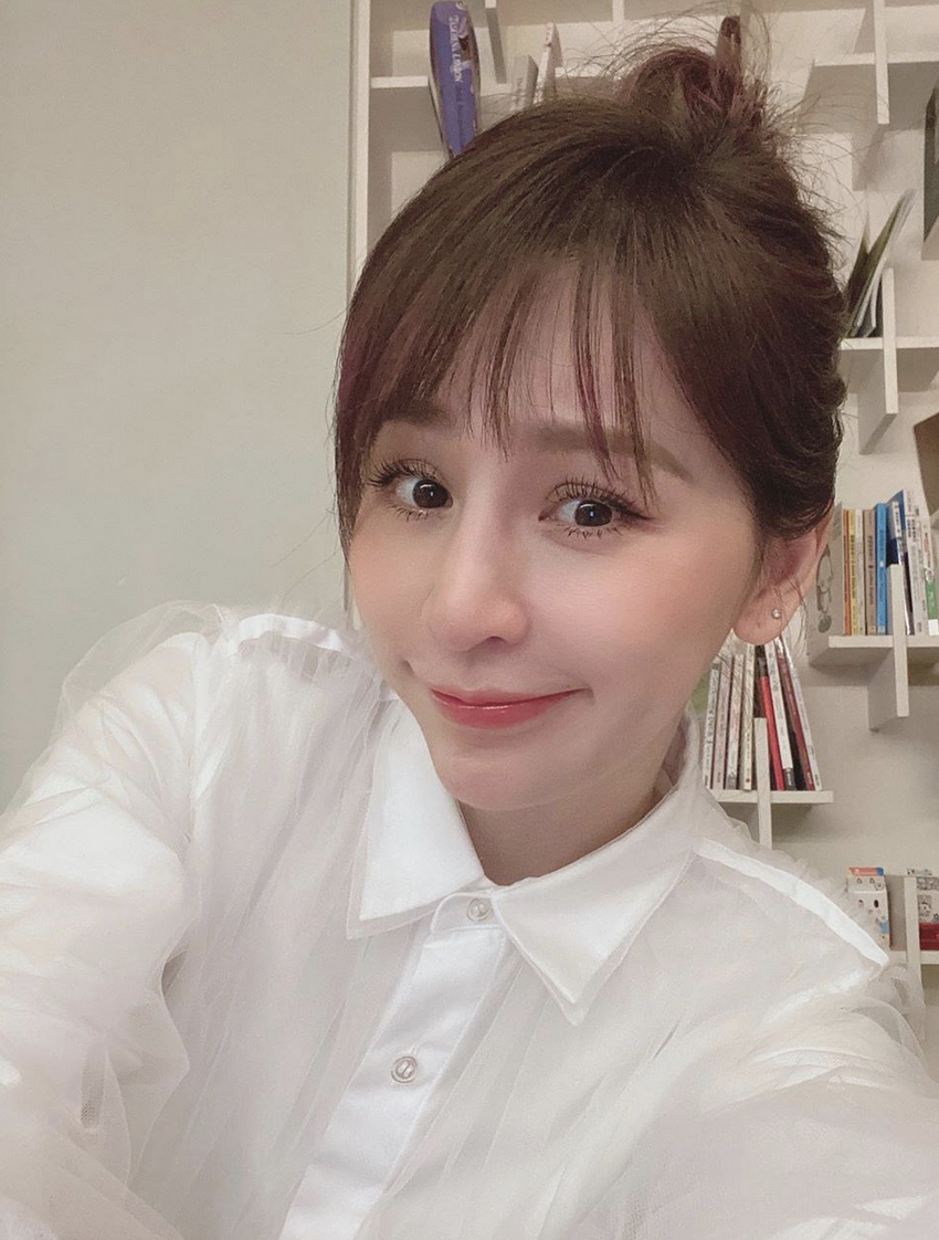 王心凌晒运动后素颜照扎丸子头浅笑少女感十足