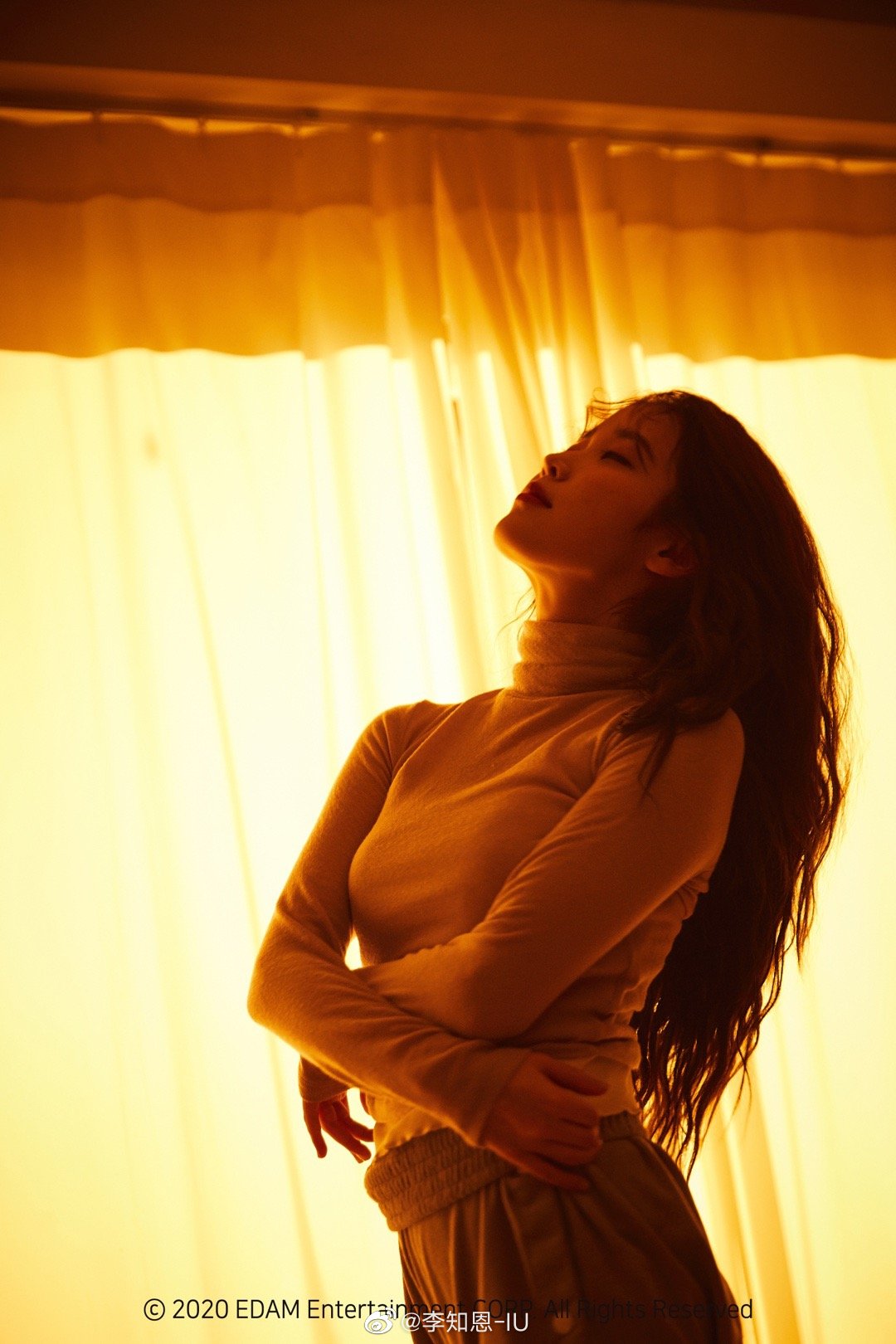 iu身着碎花长裙 夏季必备单品