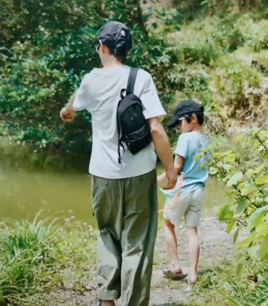 视频中,在私生活方面向来低调的刘若英,她也大方晒出和老公钟小江一起