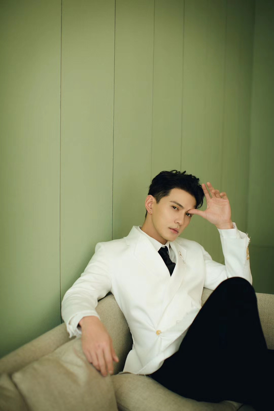 徐正溪身着黑色西装现身上海