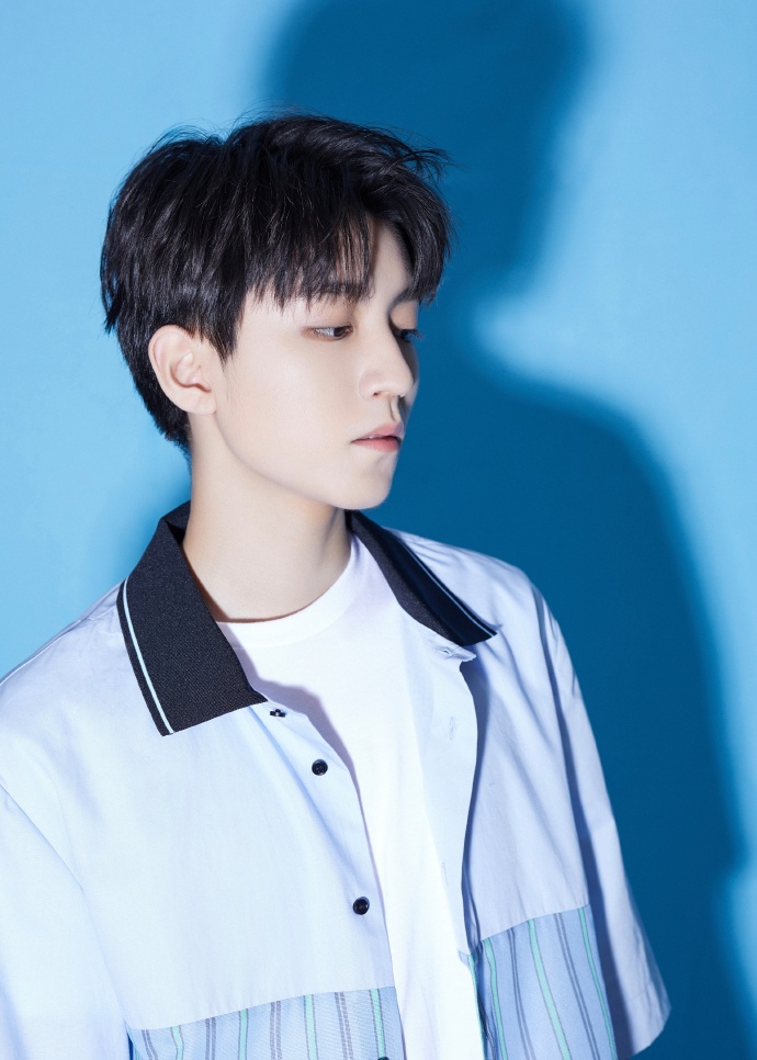 王俊凯写真清秀少年感足穿清爽蓝衬衫眼神温柔坚定