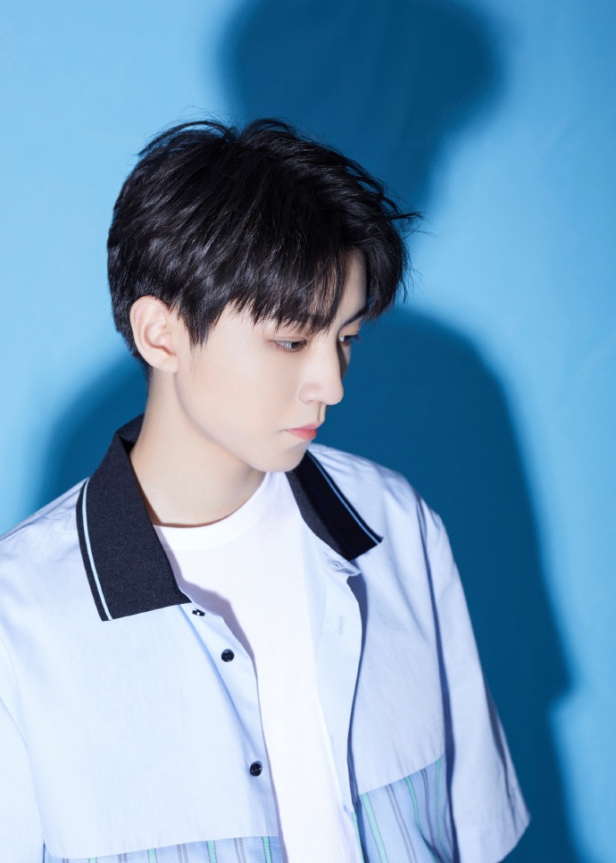 王俊凯写真清秀少年感足穿清爽蓝衬衫眼神温柔坚定