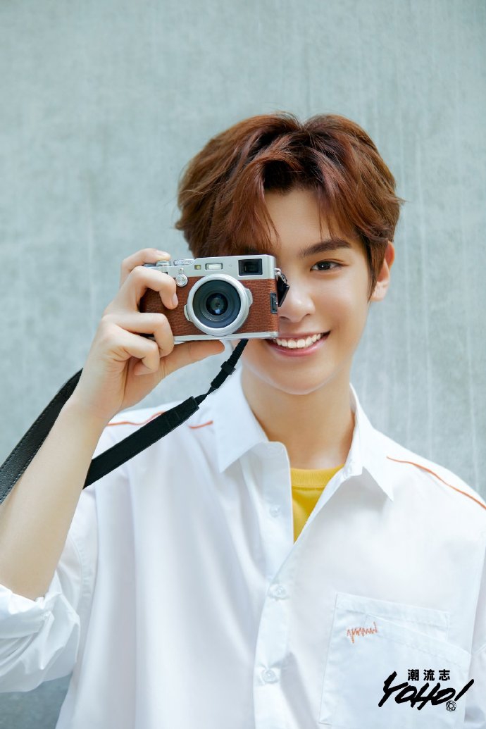 黄明昊宋祖儿夏日写真青春活力绽放明媚笑容元气满满