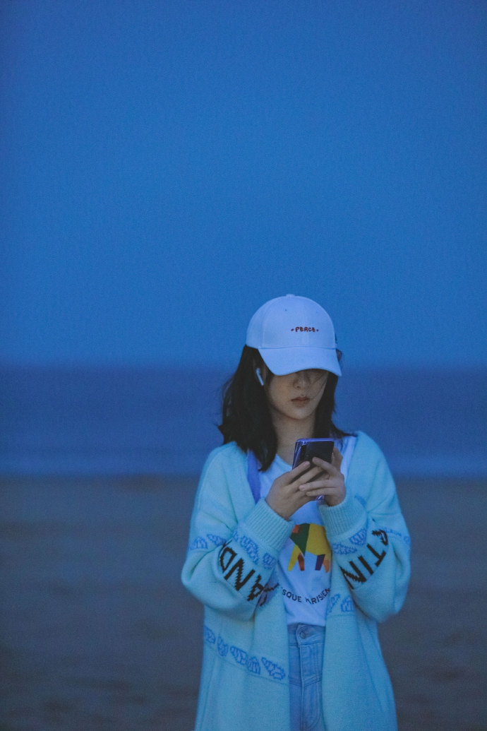 杨紫一身清爽装扮漫步海边 长发飘逸眼神温柔