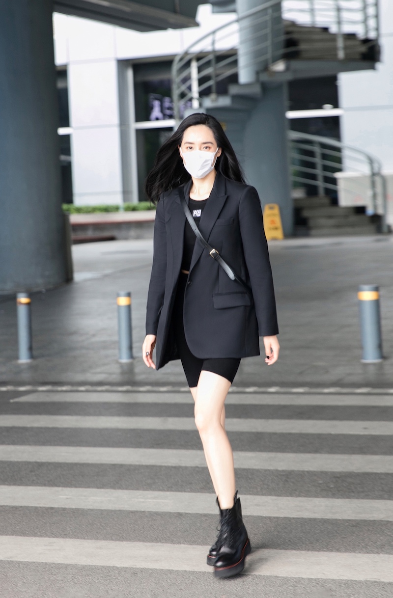 姐姐上班啦王智现身机场秀细直女团腿