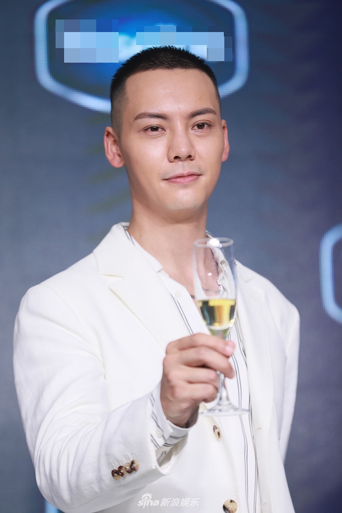 陈伟霆寸头造型超a一身白西装雅痞帅气