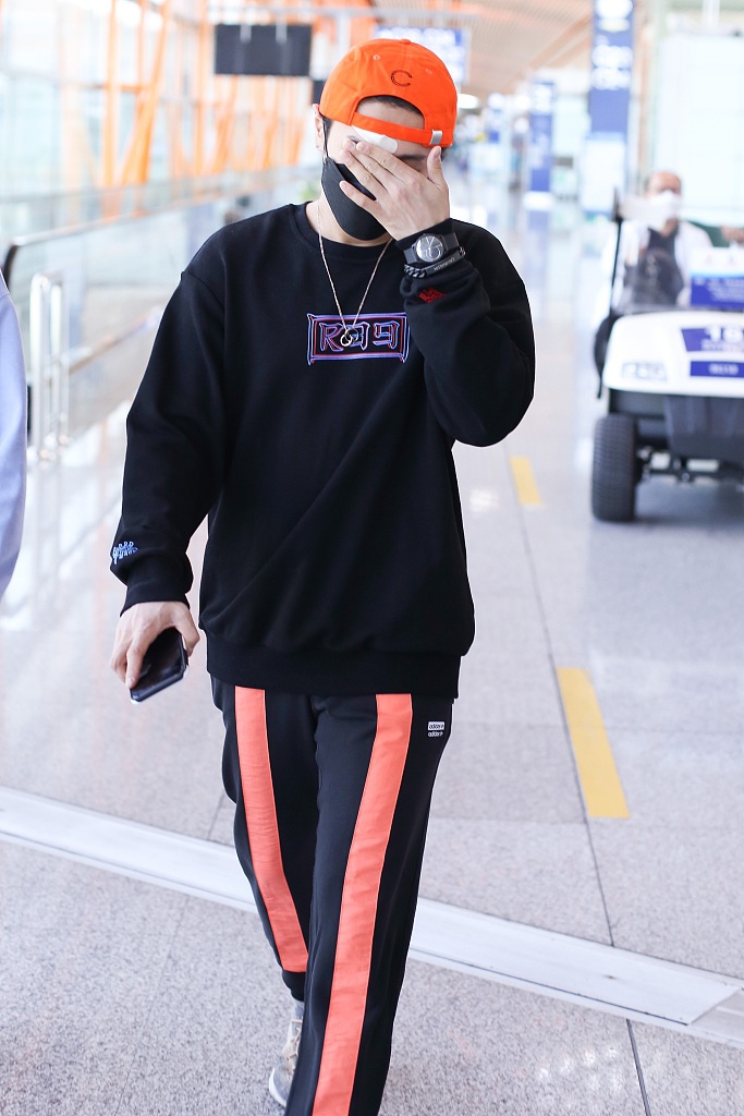 李汶翰额头受伤贴创可贴 反戴棒球帽素颜眉眼清秀