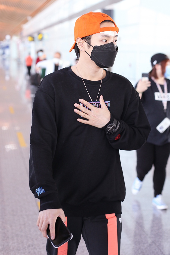 李汶翰额头受伤贴创可贴反戴棒球帽素颜眉眼清秀