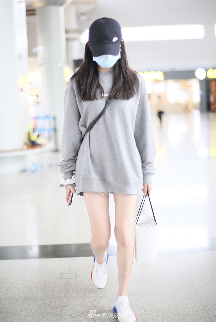 李子璇穿宽大卫衣玩下衣失踪披散长发清纯又甜美