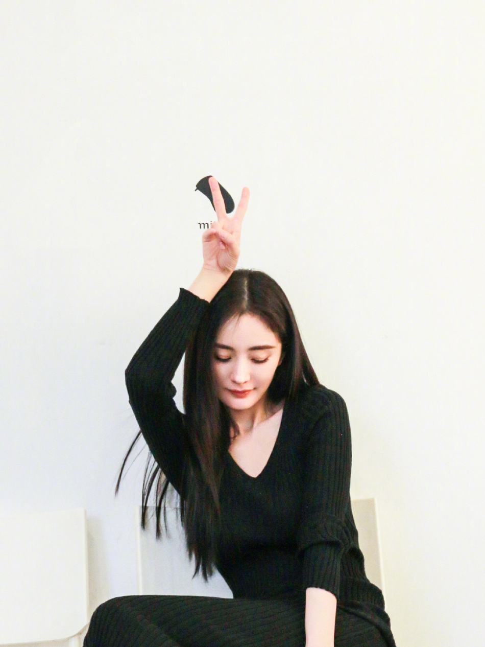 杨幂穿黑色连衣裙尽显好身材对镜闭眼比耶优雅温柔