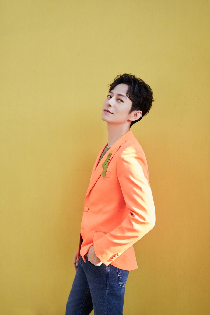 何炅穿橙色西装活力满满五官立体尽展侧颜