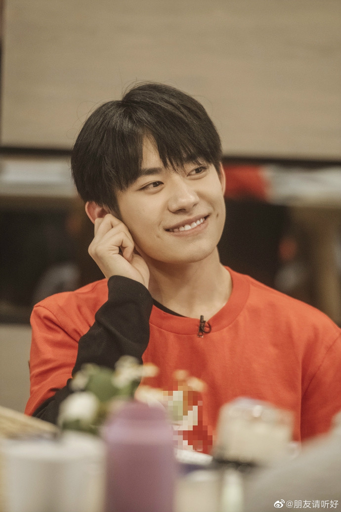 易烊千玺穿橙红色t恤青春活力梨涡浅笑温暖治愈