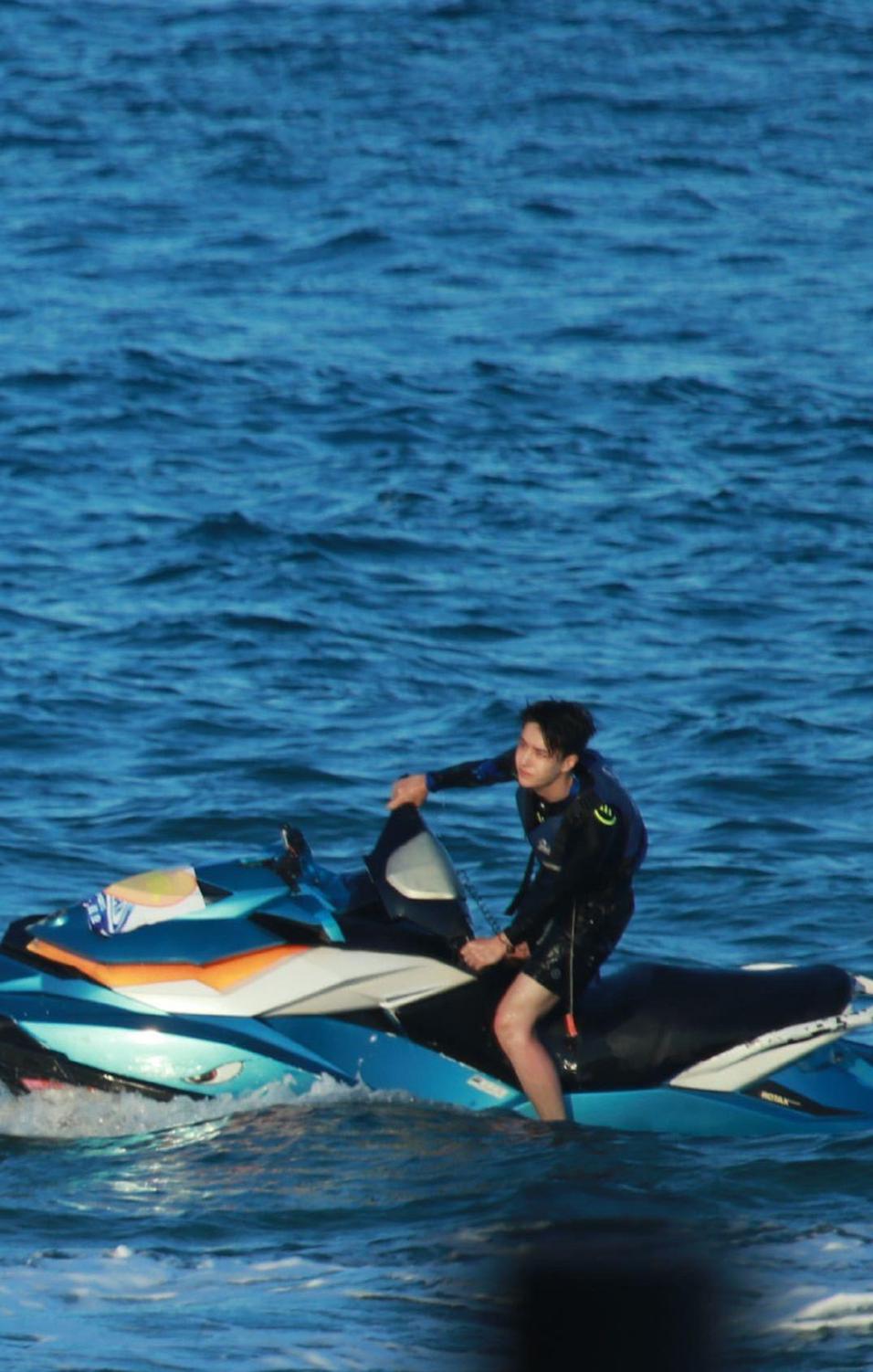 王一博摩托艇照片图片