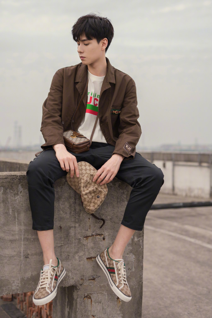 胡一天身着gucci休闲装帅气迷人