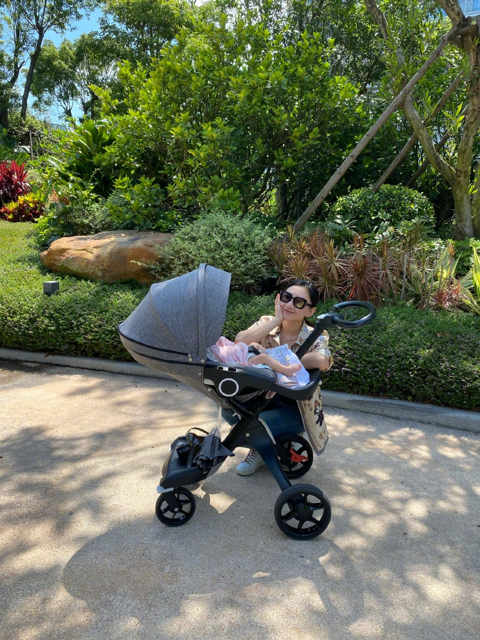 何雯娜5与老公做爱心饼干推婴儿车带娃外出温馨幸福