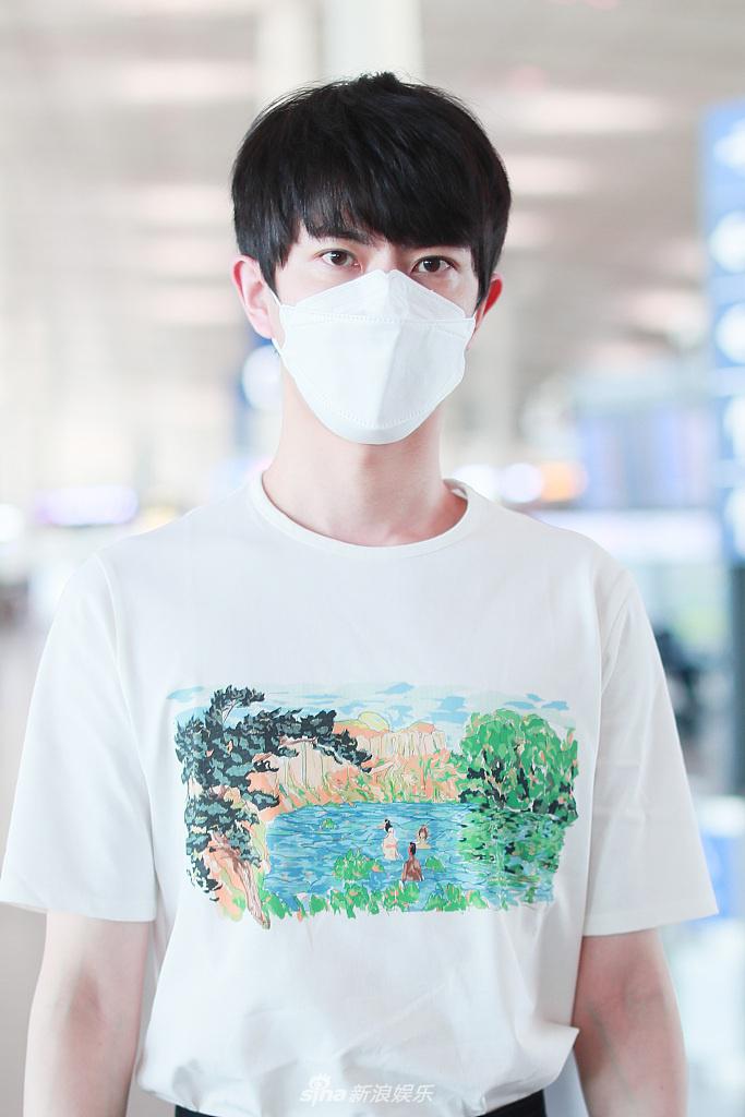 于朦胧穿白t配黑裤素颜亮相 清爽如大学生瘦似纸片人