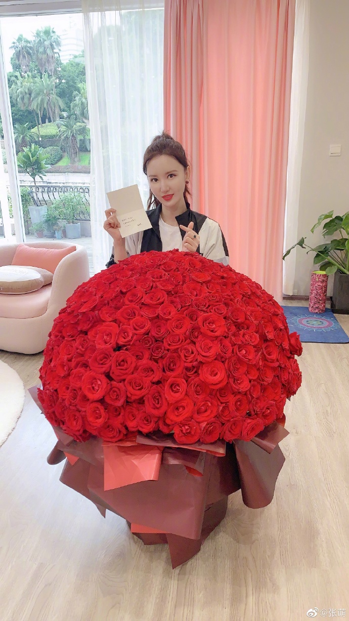 张萌5收老公超大玫瑰花束对镜比心满脸幸福