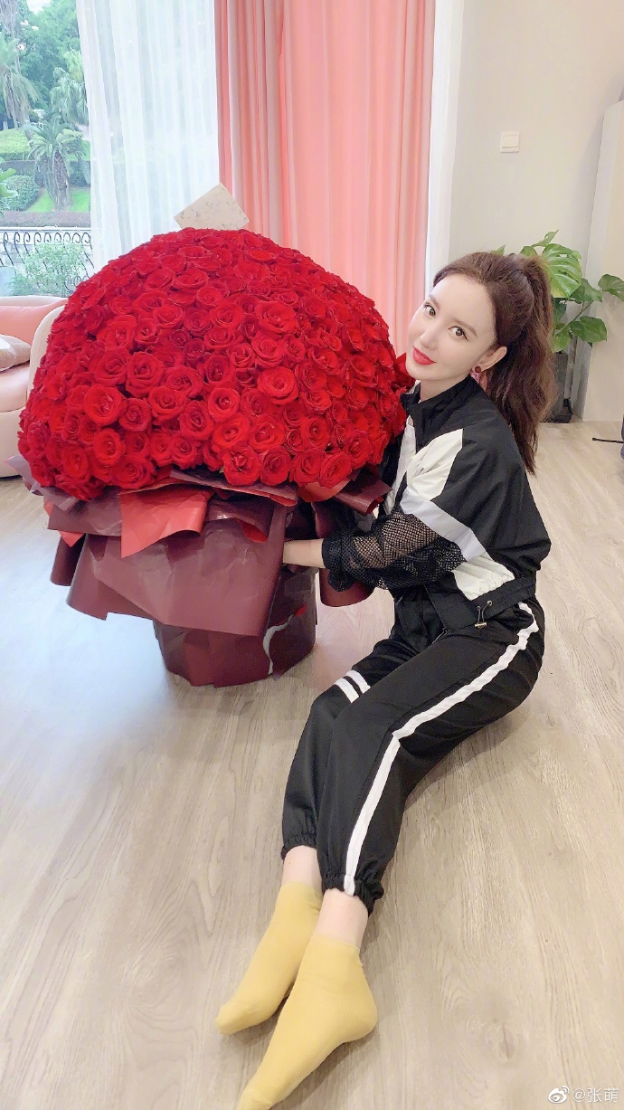 张萌5收老公超大玫瑰花束对镜比心满脸幸福