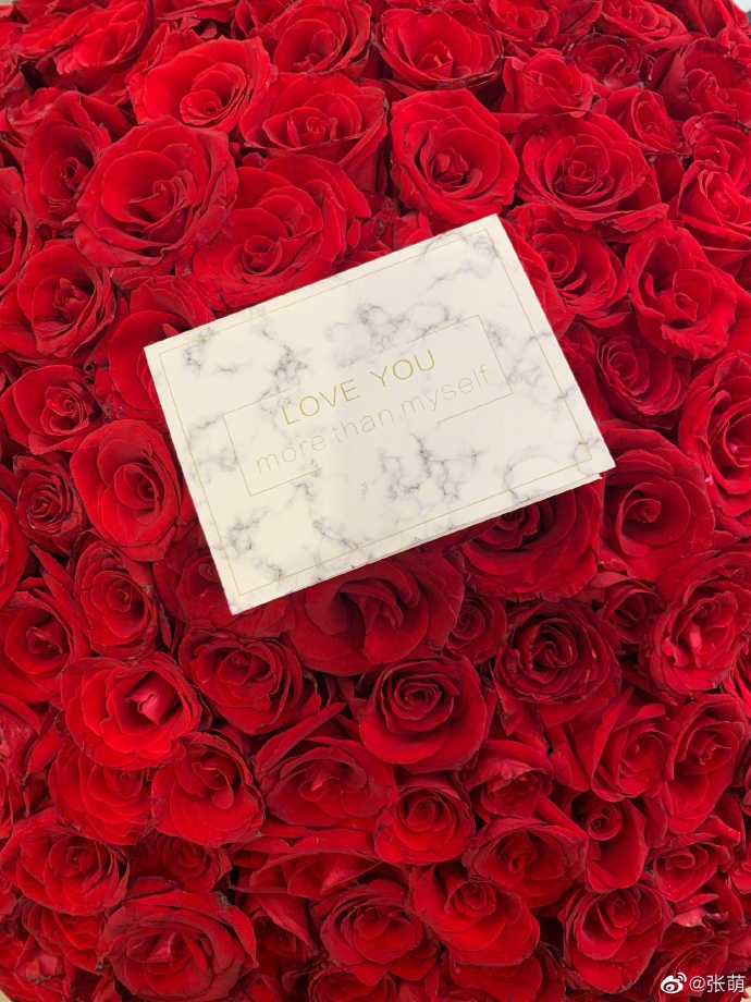 张萌5收老公超大玫瑰花束对镜比心满脸幸福