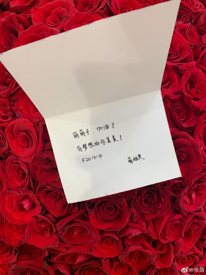 张萌5收老公超大玫瑰花束对镜比心满脸幸福