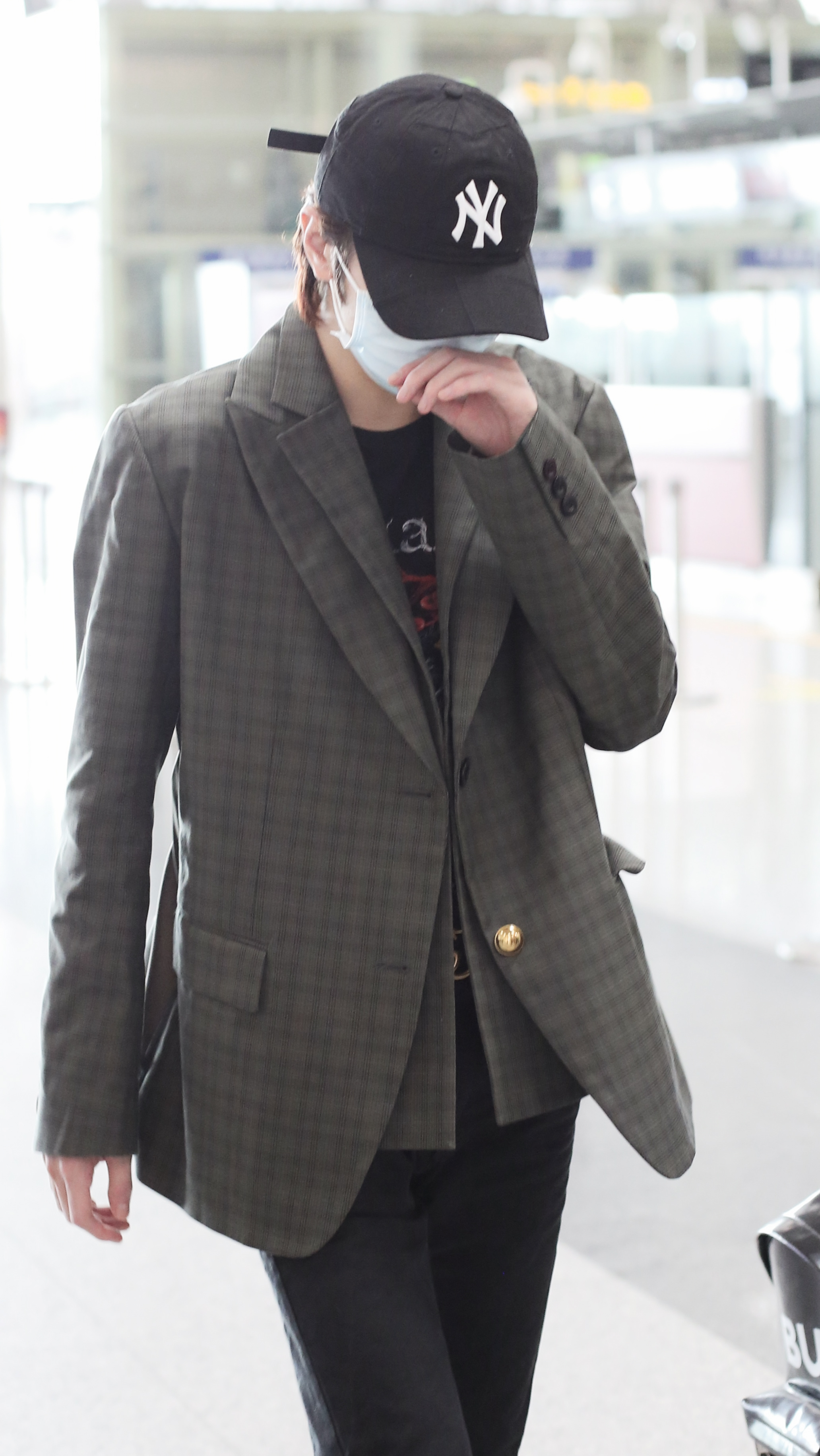 灵超穿个性西装潮范十足 秀直角肩变漫撕男