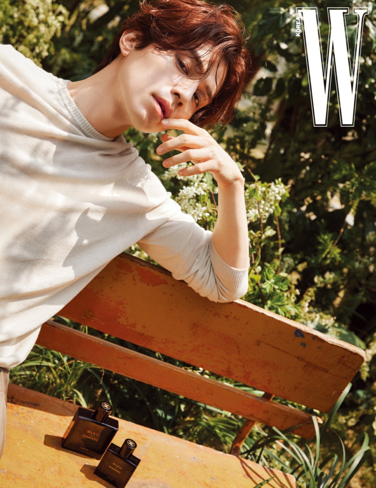 李栋旭全新写真上演湿身诱惑眼神深邃帅气迷人