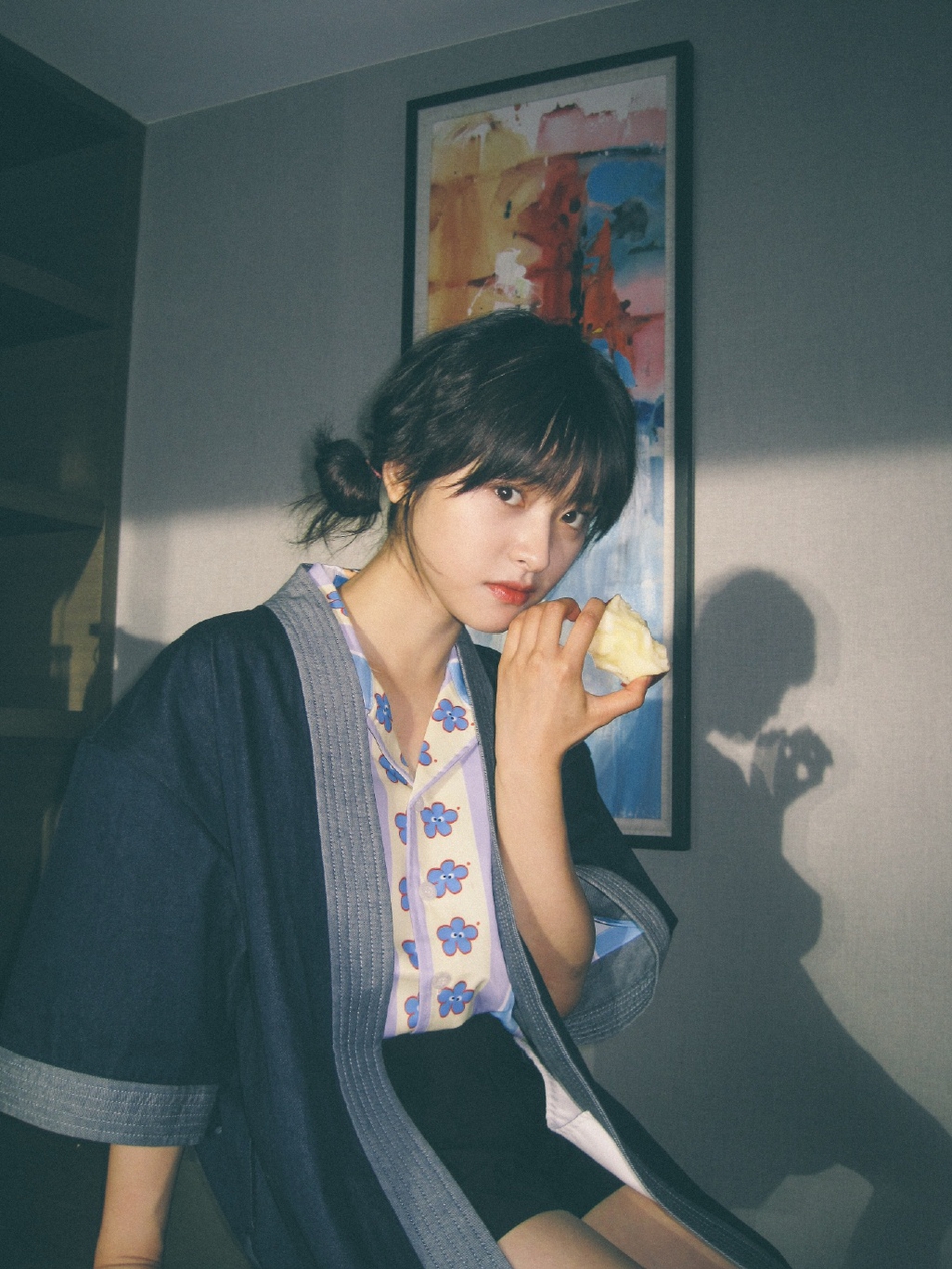 沈月花式吃苹果甜美又俏皮 扎双丸子头演绎日式小清新