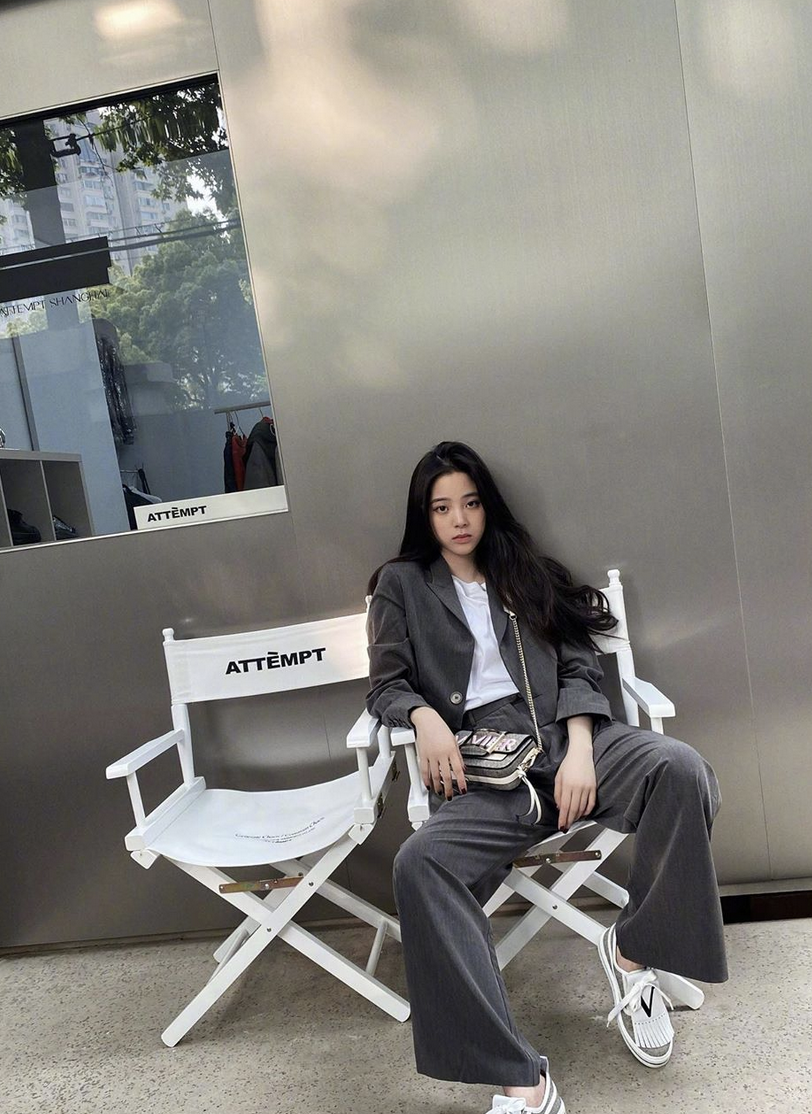 欧阳娜娜穿灰色套装清新不失气场坐姿霸气酷感十足