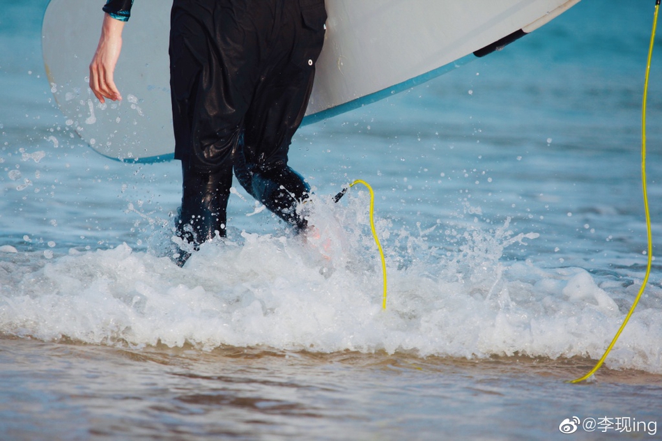 李现绿洲分享冲浪大片挥洒汗水展露笑容
