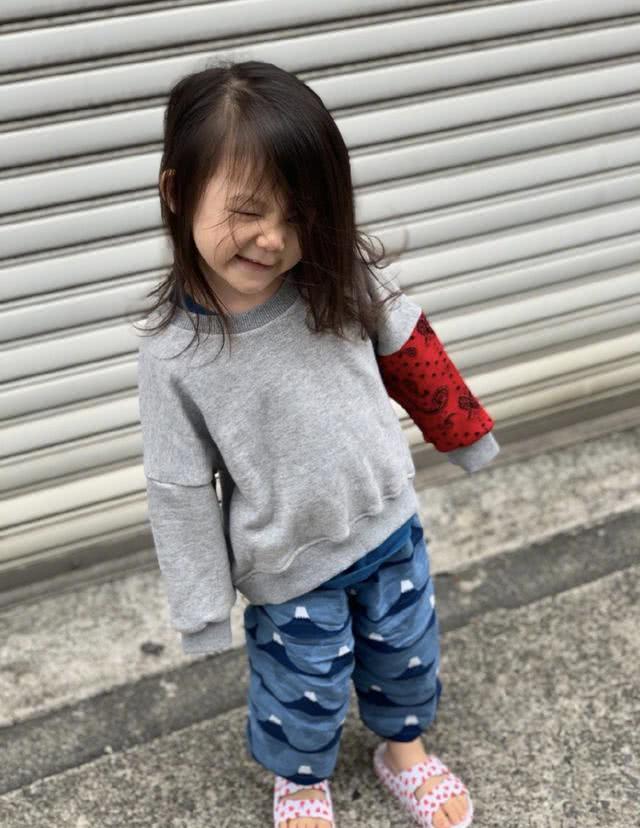 女儿奴陈冠希凌晨晒女儿萌照3岁alaia举双手超可爱