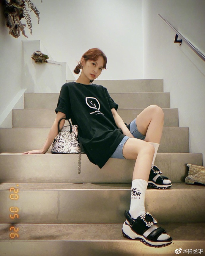 杨丞琳凉鞋配白棉袜潮范十足坐楼梯间摆拍显酷帅