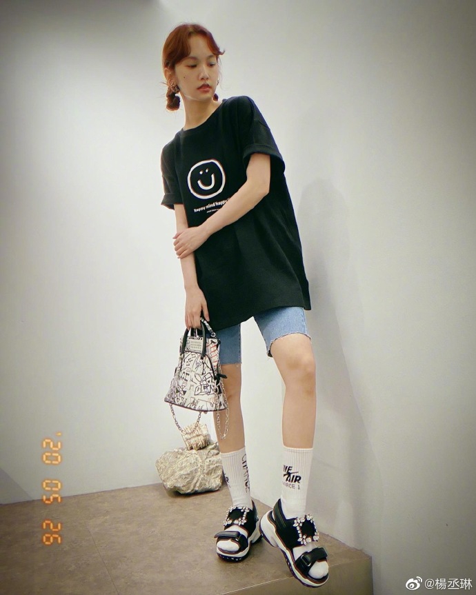 杨丞琳凉鞋配白棉袜潮范十足坐楼梯间摆拍显酷帅