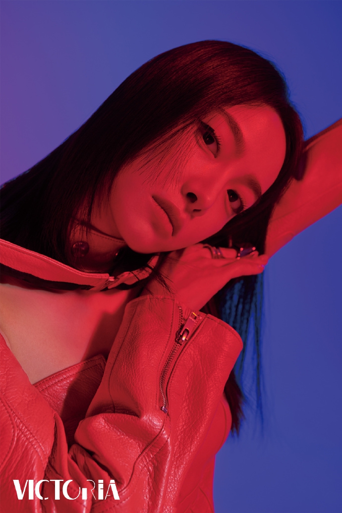 宋茜海报花絮光影勾勒轮廓穿皮衣黑发垂顺又飒又美