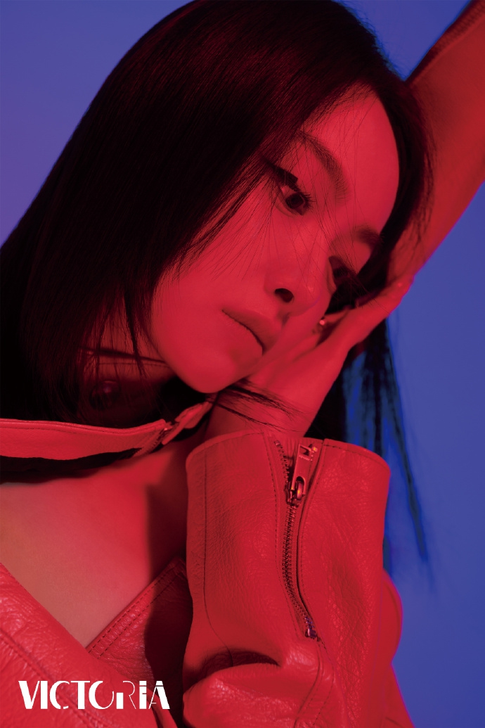 宋茜海报花絮光影勾勒轮廓穿皮衣黑发垂顺又飒又美