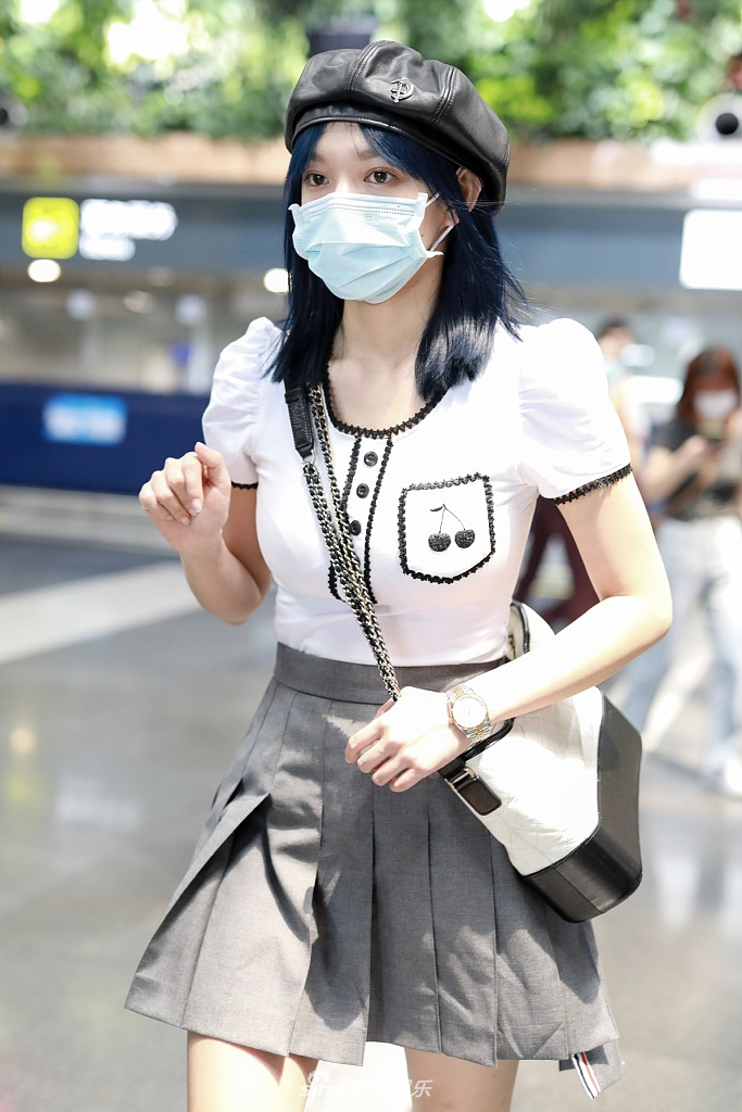 程潇穿百褶裙大秀美腿一头蓝发魅惑美丽十分吸睛