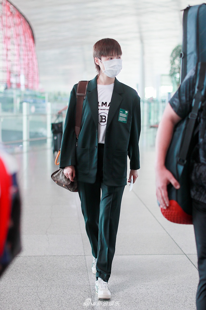 李宇春罕见穿西装休闲帅气 精英霸总范撩力十足