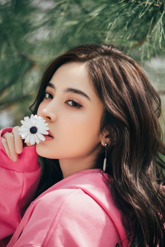 娜扎穿粉色卫衣清爽减龄手拿小雏菊凹造型文艺范儿十足