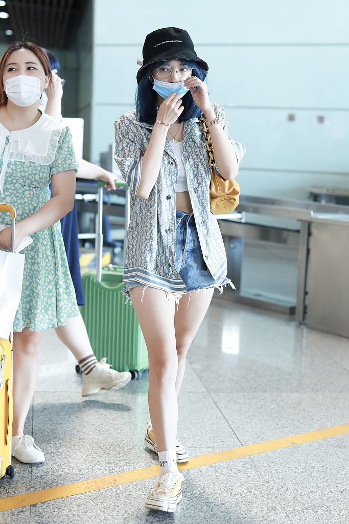 程潇戴金边眼镜复古文艺穿短上衣搭热裤秀纤腰美腿