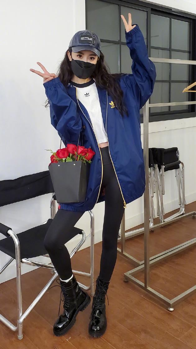 杨幂收工拎玫瑰花袋拍照穿马丁靴双腿细长超惹眼